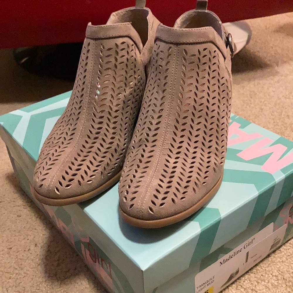 Light mud color. Great color to go with everything.